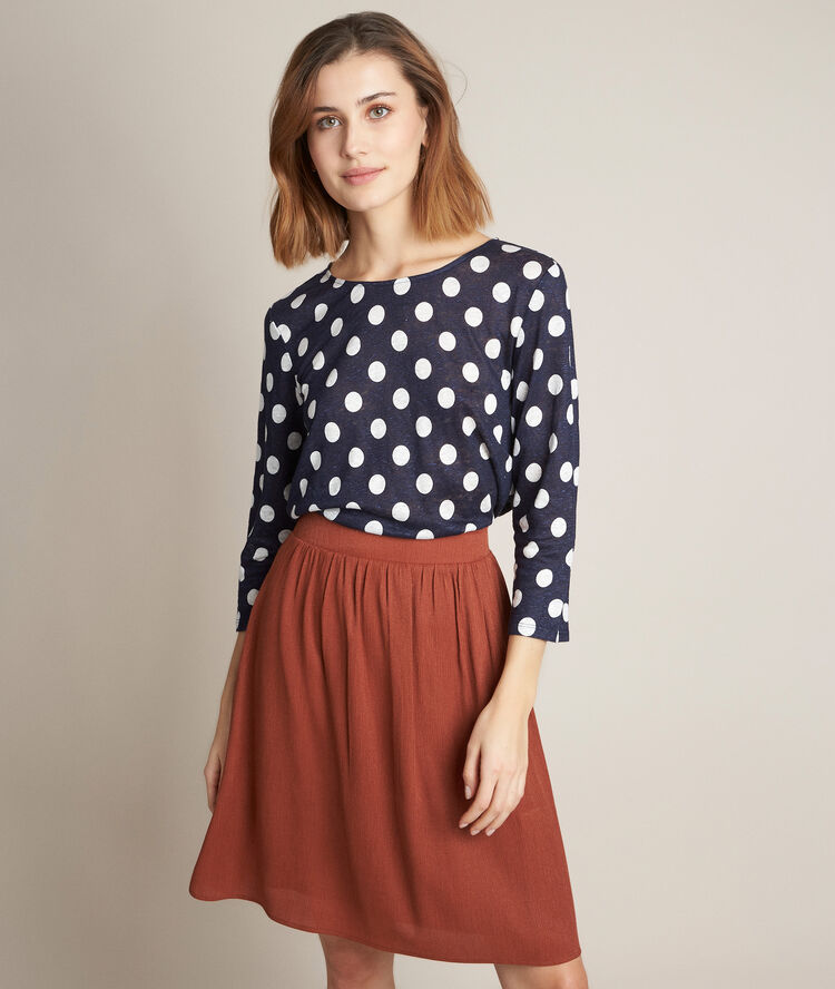 Tee-shirt &agrave; pois rondande violet.