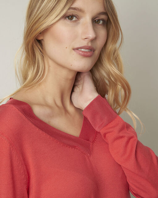 Bergamote coral v-neck viscose blend pullover raspberry.