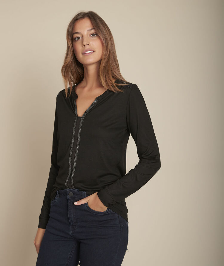 Comete black t-shirt with decorative neckline black.