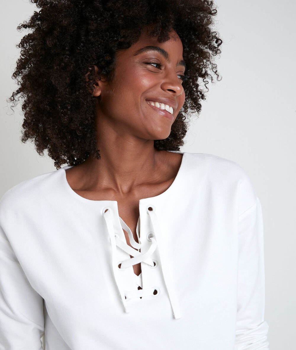 Ivoire white top with lace collar blanc.