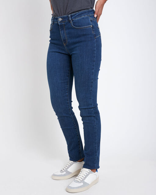 Suzy, the iconic slim-fit stone used jeans light washed.