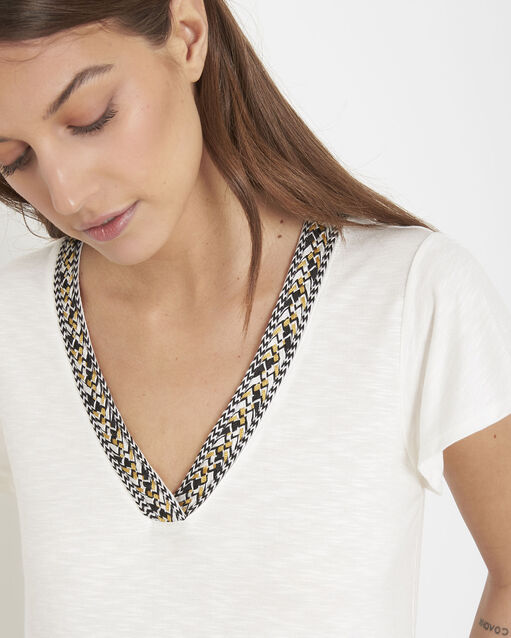 Penelope ecru t-shirt with decorative neck ecru.