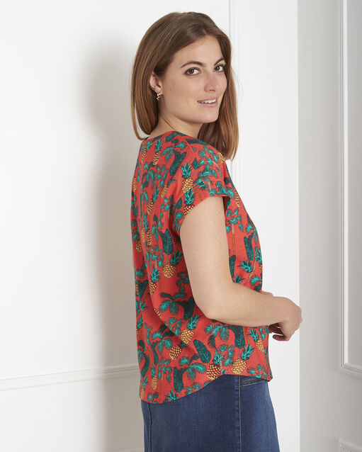 Pineapple red t-shirt with pineapple print geranium.