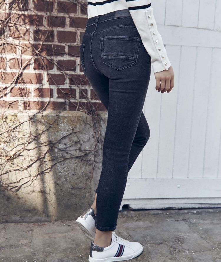 The iconic sultan black stylised slim-fit black.