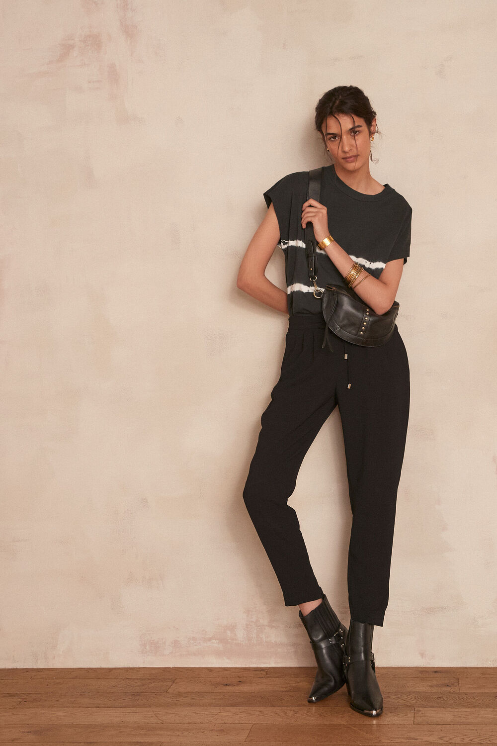 Flynn black crepe carrot trousers noir.