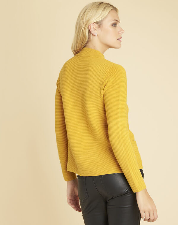 Pull ocre maille fine col montant belize ochre.