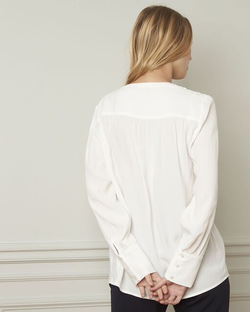 Valda ecru v-neck viscose blouse ecru.