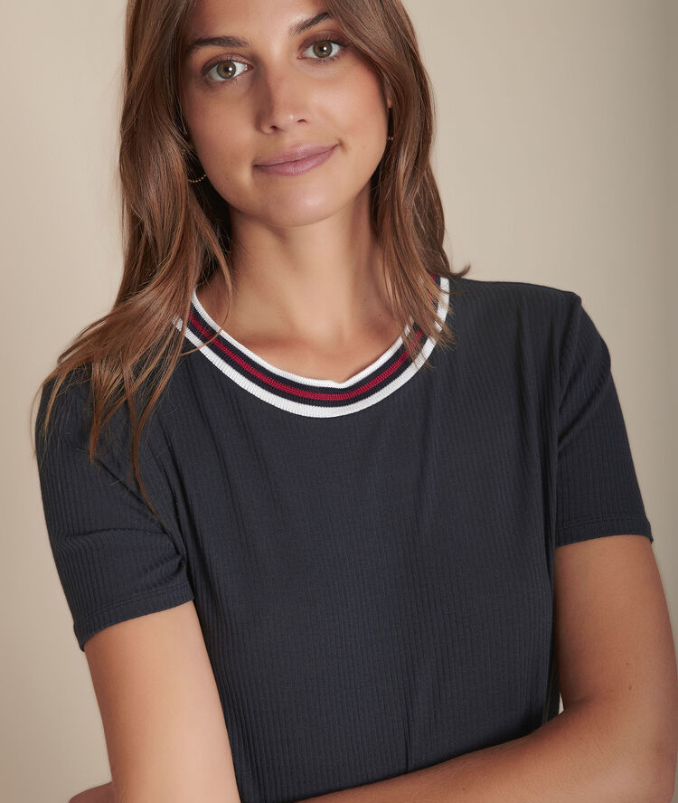 Carl ribbed t-shirt with striped neck navy.