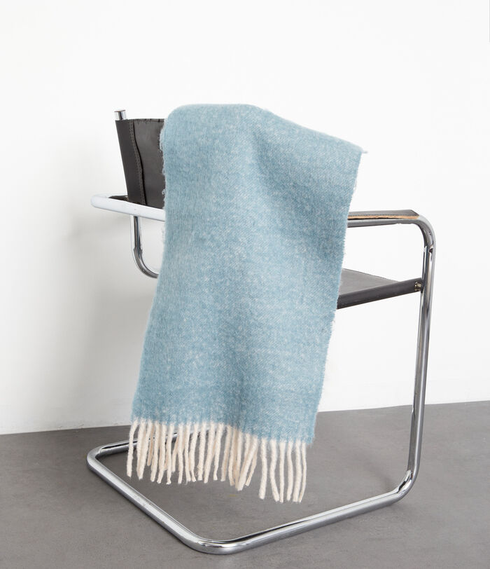Presley thick light blue scarf with fringed edging