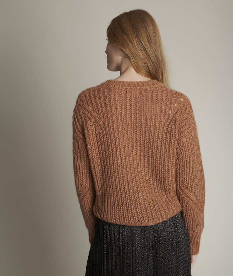 Dancing brown jumper guava.