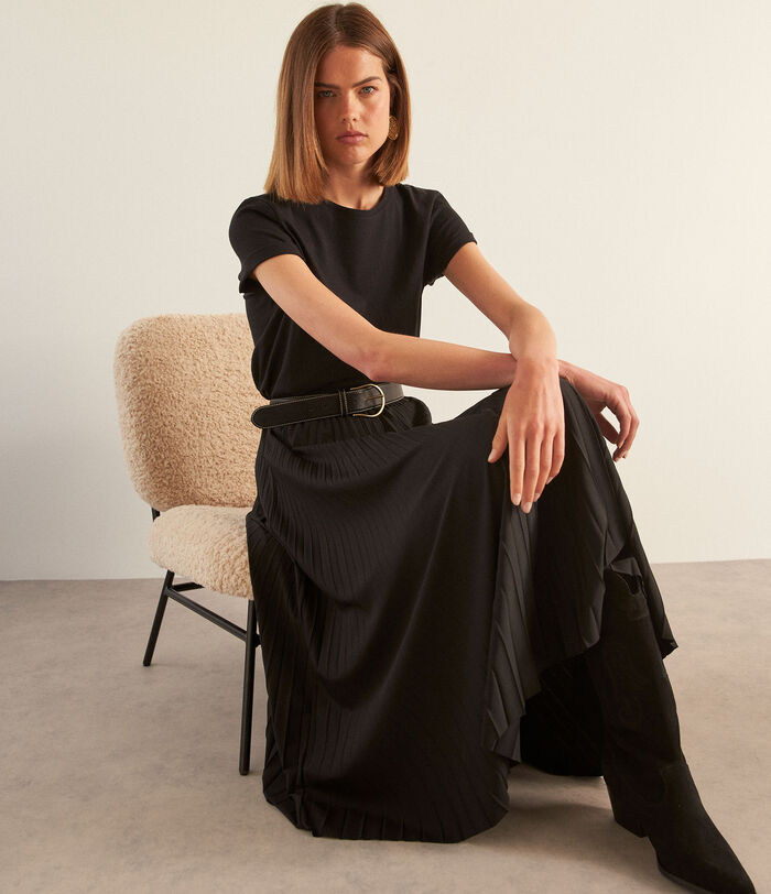ELARA black pleated skirt