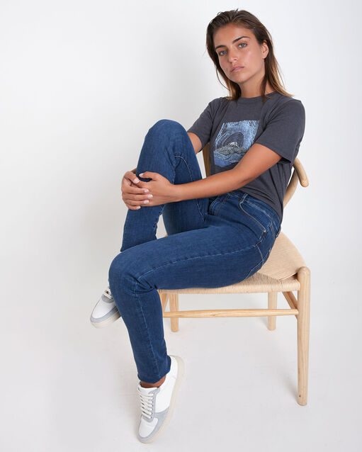 Suzy, the iconic slim-fit stone used jeans light washed.