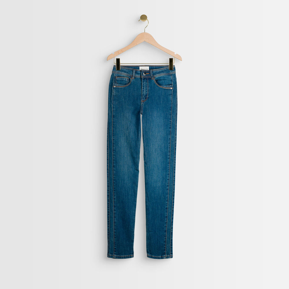 Paola, the iconic slim-fit stone-washed used jeans stone used.