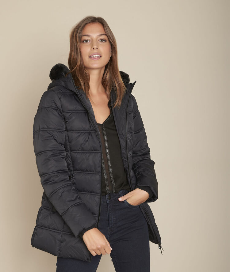 Comete black t-shirt with decorative neckline black.