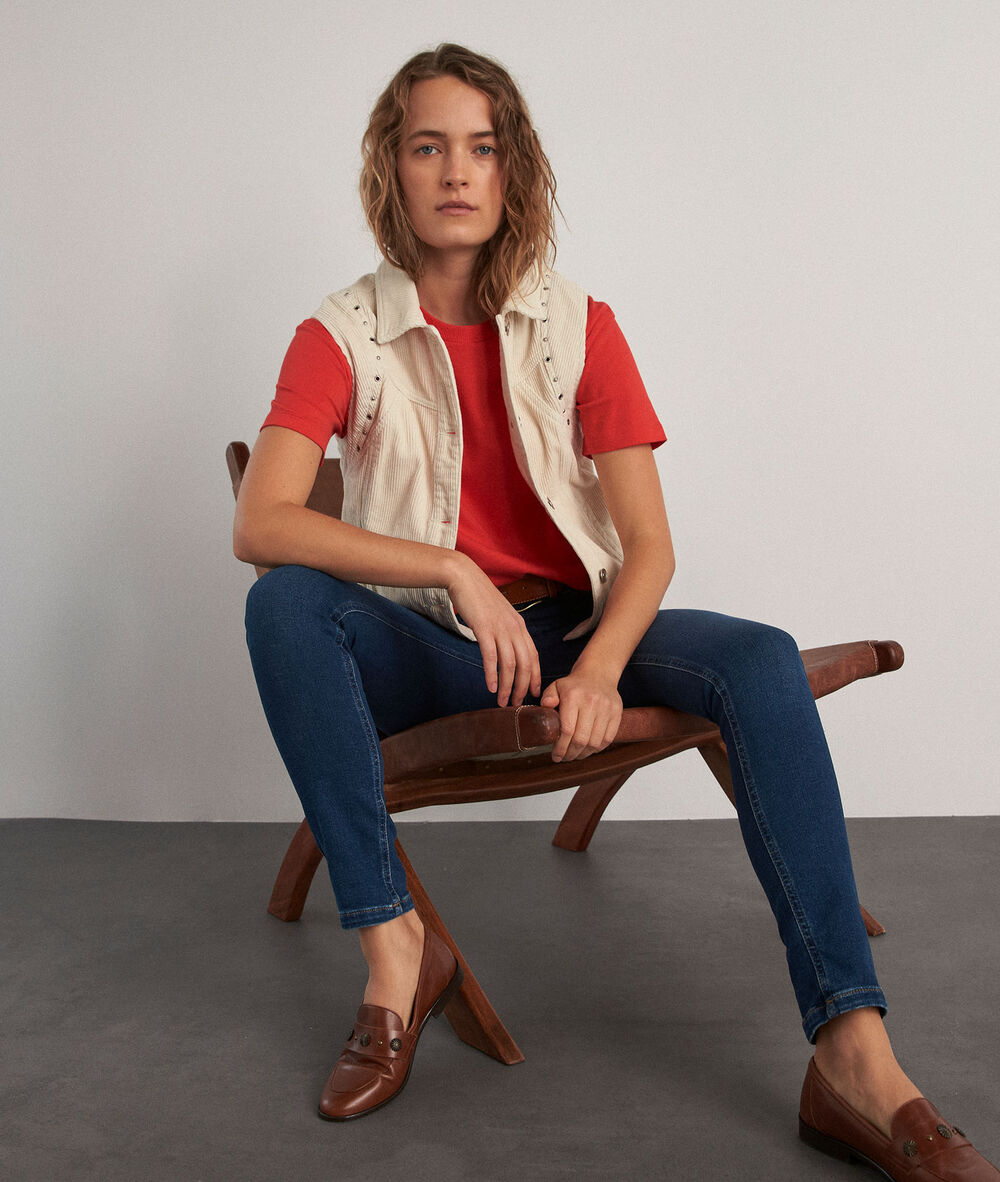 Suzy, the iconic slim-fit raw jeans denim brut.