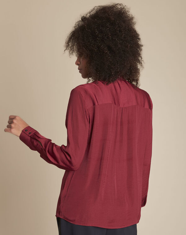 Chemisier rouge encolure œillets et foulard maud bordeaux.