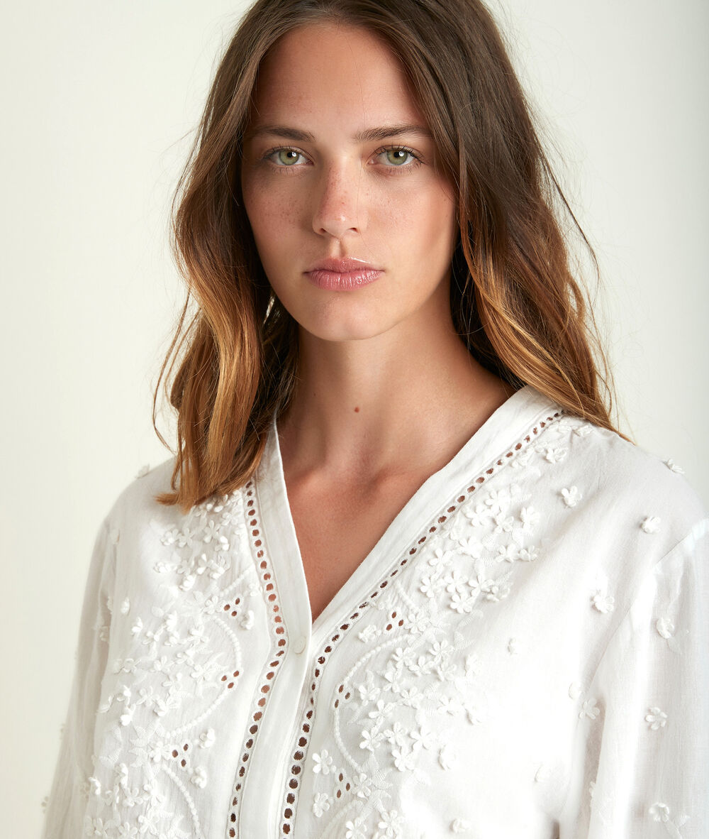 Jikoro embroidered blouse ecru.