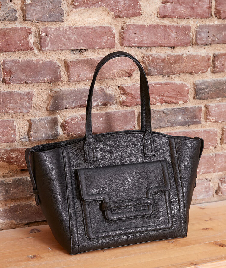 The num&eacute;ro 3 black  iconic bag black.