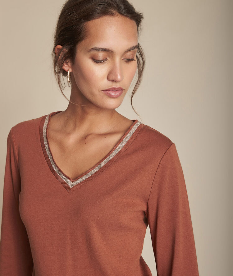 Calypso mahogany t-shirt with v-neckline caramel.