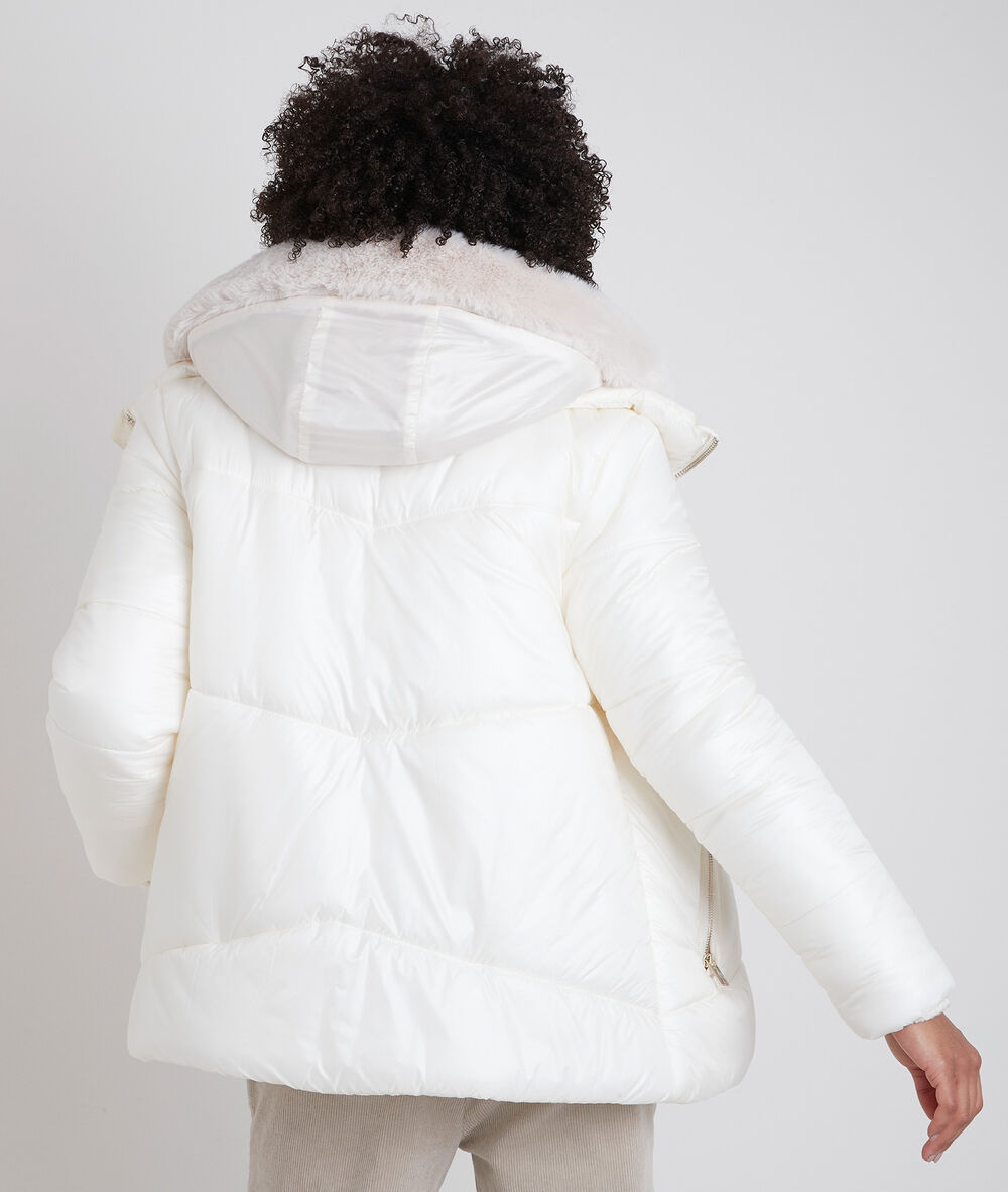 Baiko short down jacket with fake fur creme.