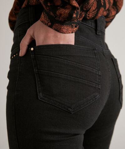 Suzy, the iconic black organic cotton slim-fit jeans PhotoZ | 1-2-3