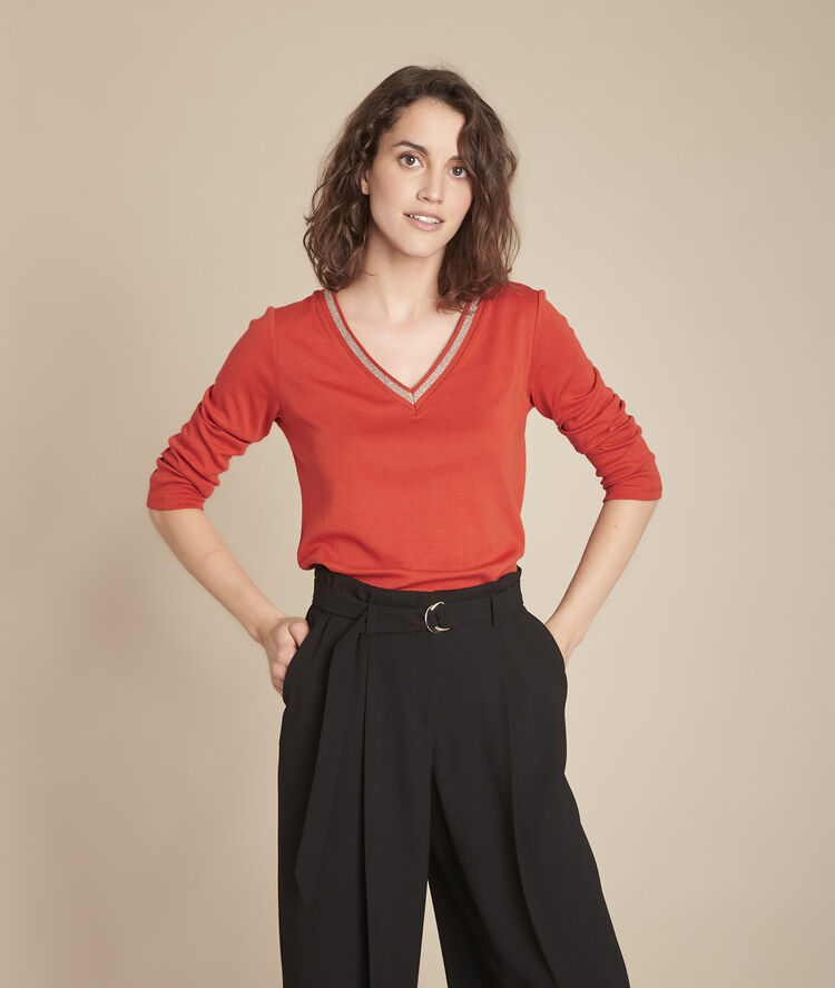 Calypso orange t-shirt with fancy v-neckline terracotta.