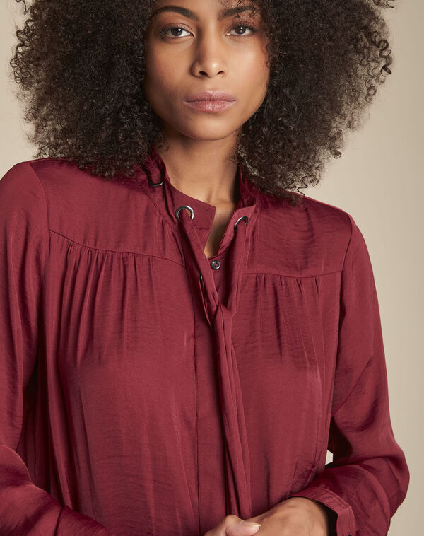Chemisier rouge encolure œillets et foulard maud bordeaux.