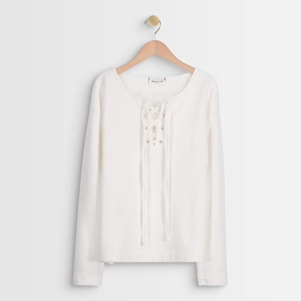 Ivoire white top with lace collar blanc.