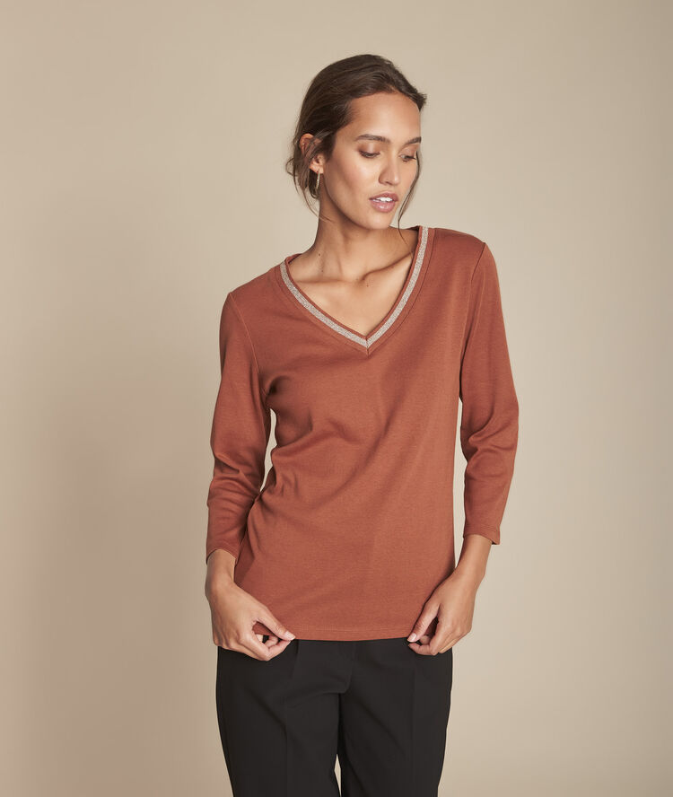Calypso mahogany t-shirt with v-neckline caramel.