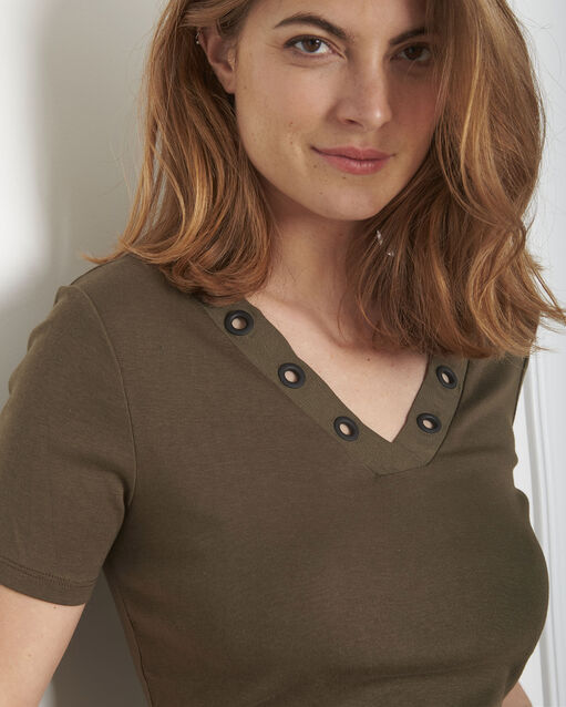 Basic khaki t-shirt with eyelet neckline kaki.