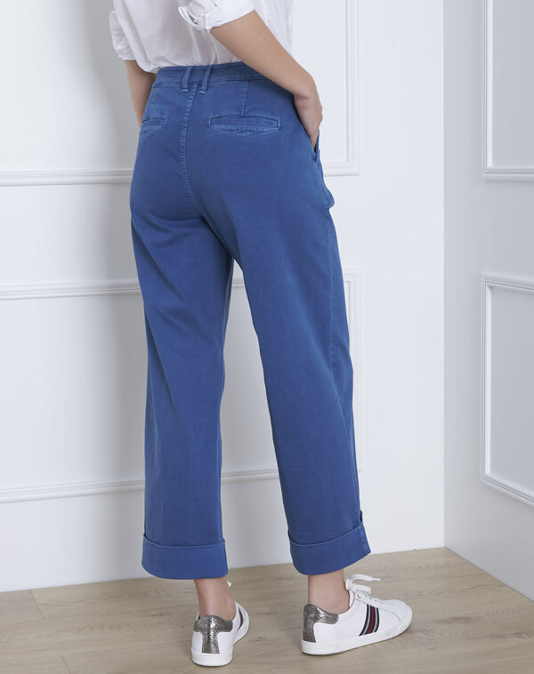 Clara light indigo short flared jeans mid blue.