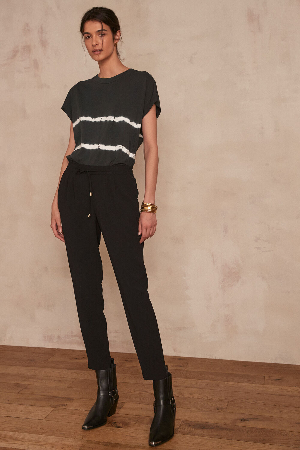 Flynn black crepe carrot trousers noir.