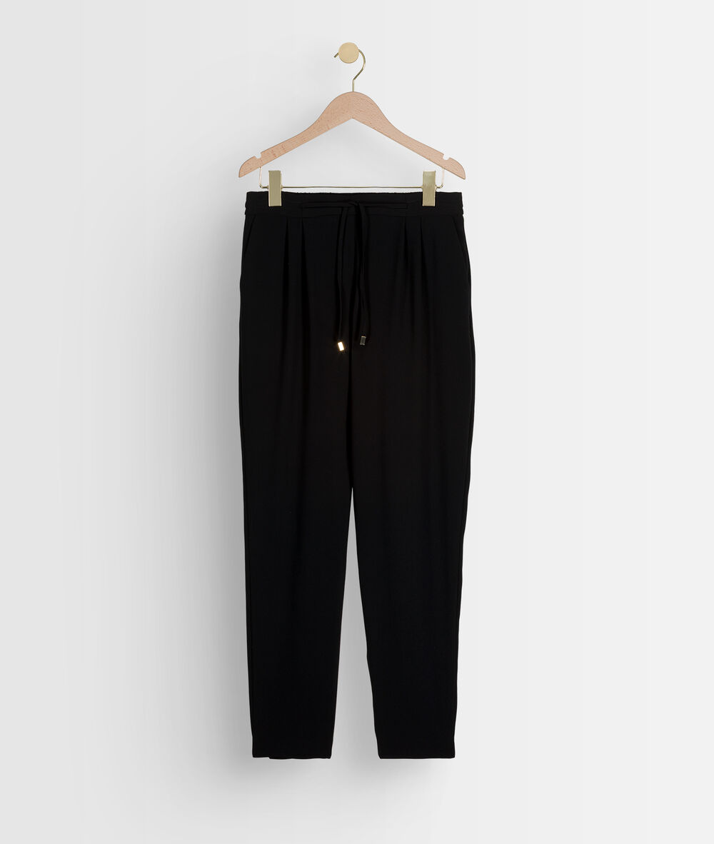 Flynn black crepe carrot trousers noir.