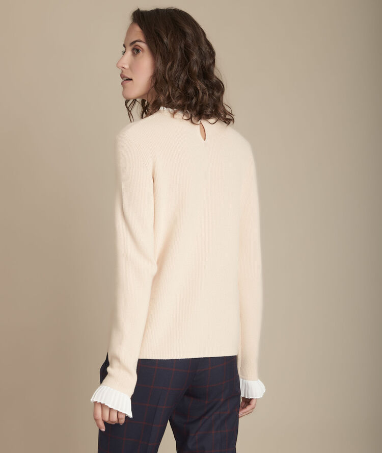 Fully beige pullover with ruffle details beige.
