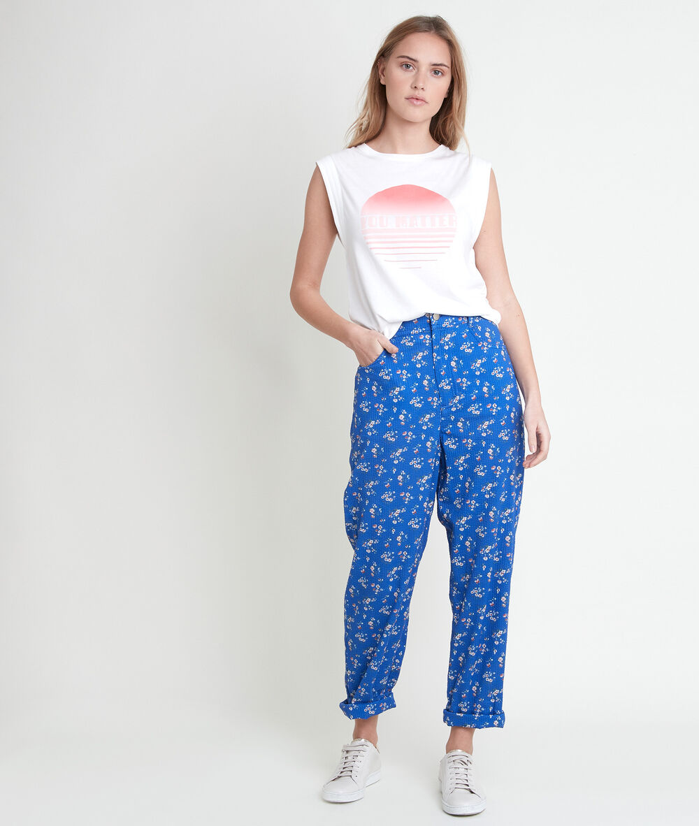 Flower printed carrot-cut trousers myosotis.