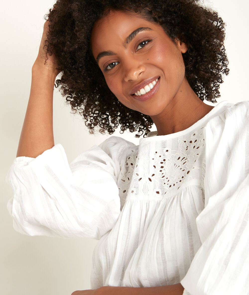 Jania embroidered blouse ecru.