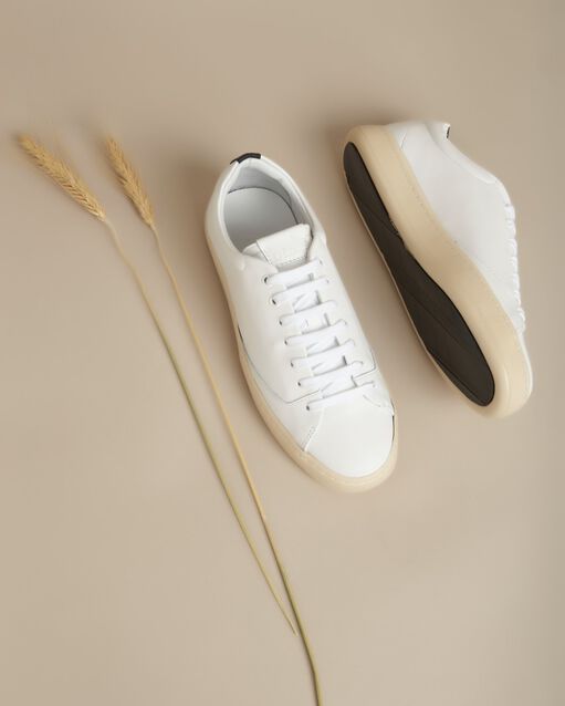 White trainers in graviere leather white.