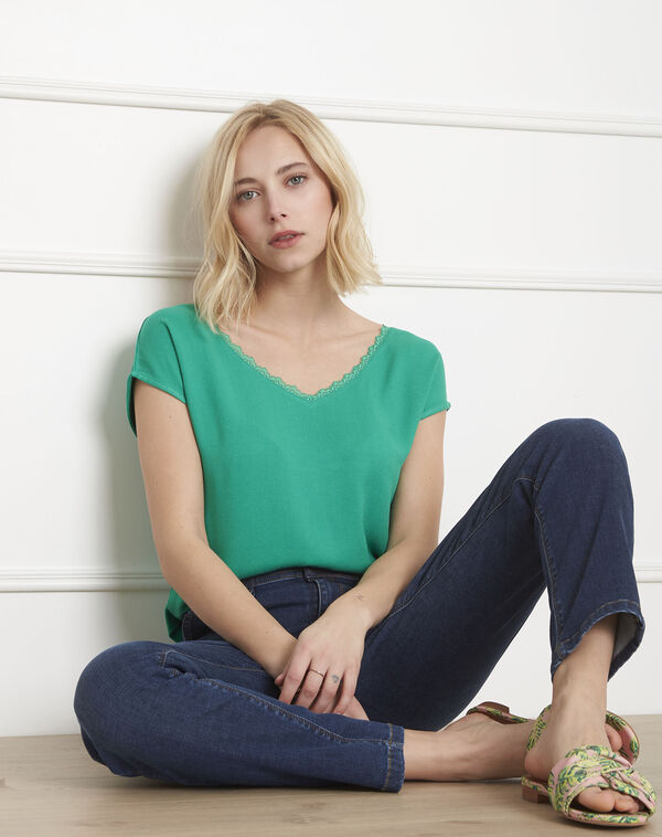 Passion green t-shirt with lace neckline apple.