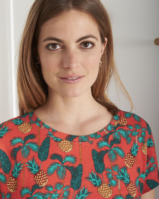 Pineapple red t-shirt with pineapple print geranium.