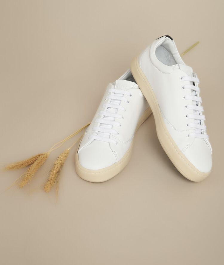 White trainers in graviere leather white.