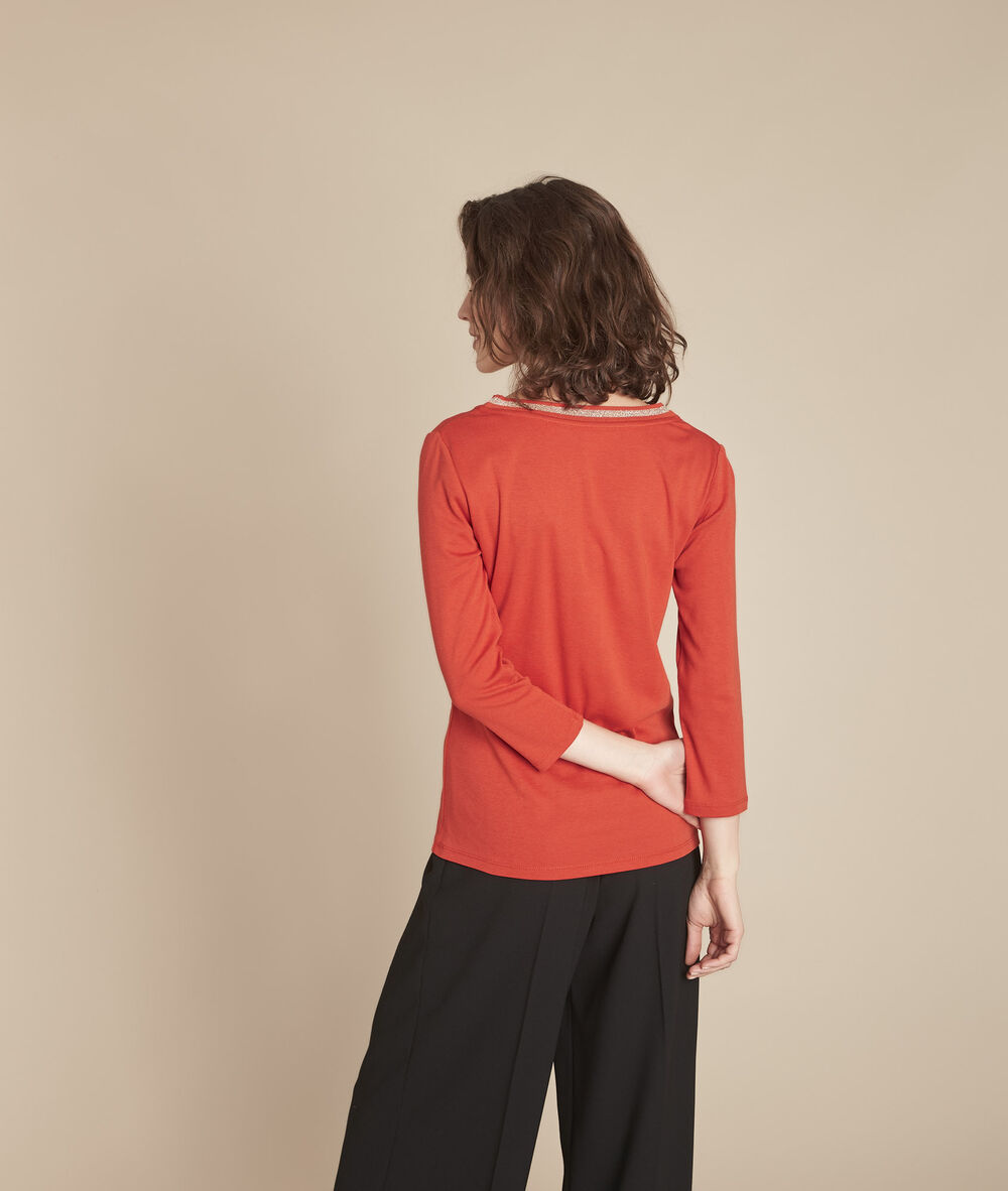 Calypso orange t-shirt with fancy v-neckline terracotta.