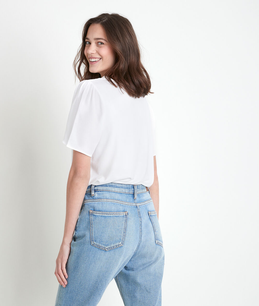 Wanda dual-fabric t-shirt with lace neckline ecru.