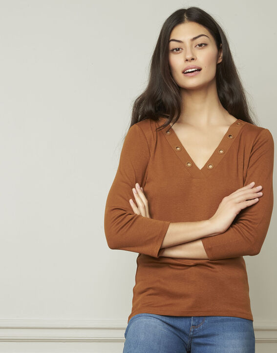 Basic brown T-shirt with V-neck eyelet neckline | 1-2-3 Basic brown T-shirt with V-neck eyelet neckline PhotoZ | 1-2-3