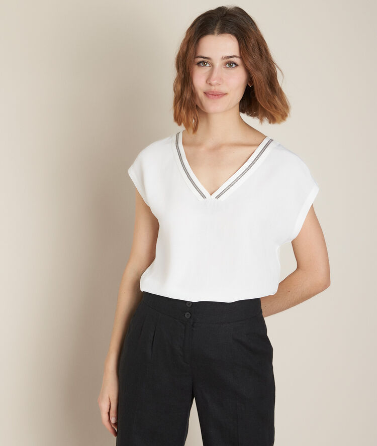 Remix greige t-shirt with decorative neckline fjord.