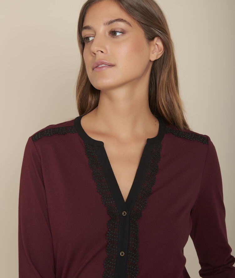 Claire t-shirt with lace neckline dark red.