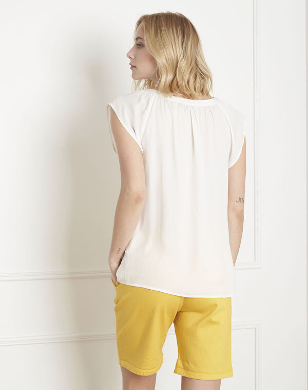 Van ecru top with decorative neckline ecru.