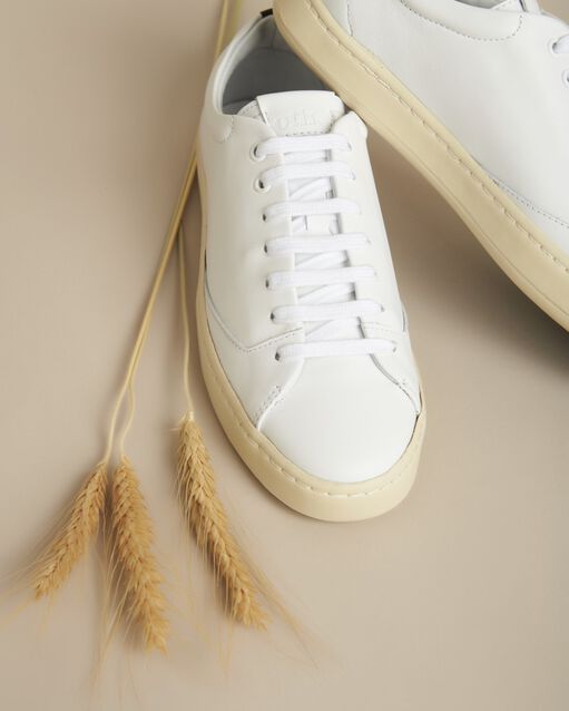 White trainers in graviere leather white.