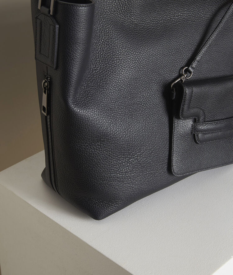 The num&eacute;ro 2 black iconic bag black.