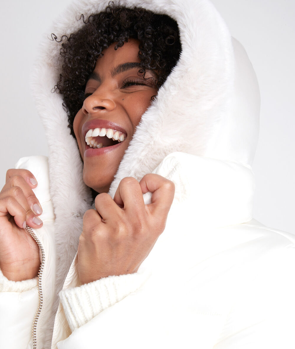 Baiko short down jacket with fake fur creme.