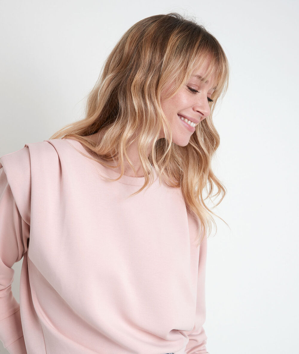 Ice pink sweater with shoulder pads rose.